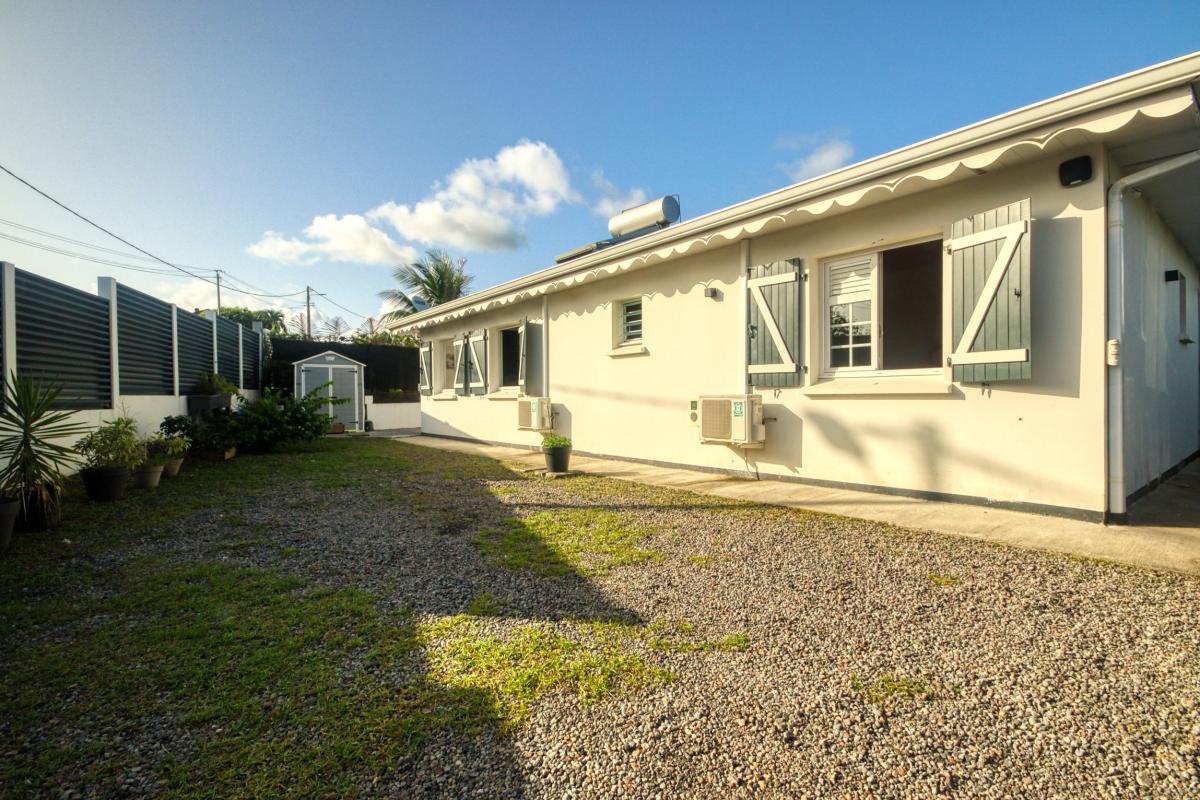 10Location villa piscine 4 chambres sainte luce_jardin arrière